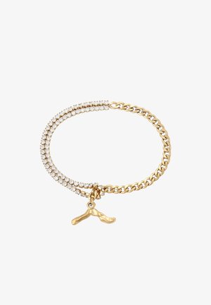Gouden armband met twee rijen heldere kristallen, voorzien van een chunky kettingontwerp en een onderscheidende charme in de vorm van een wensbeen.