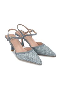 Décolleté con cinturino slingback in tessuto intrecciato azzurro chiaro, con parte superiore texture e tacco sottile. Cinturino alla caviglia regolabile con fibbia dorata.