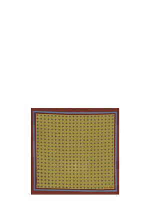 Bufanda amarilla con patrones florales repetidos en azul y rojo, bordeada en rojo y azul, con un logo de "SCALPERS" en una esquina.