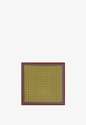 Bufanda amarilla con patrones florales repetidos en azul y rojo, bordeada en rojo y azul, con un logo de "SCALPERS" en una esquina.