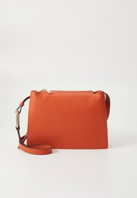 Orangefarbene Leder-Umhängetasche mit strukturierter Oberfläche, rechteckiger Form, oberem Reißverschluss und abnehmbarem Riemen. Akzente in Goldoptik.