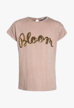 Lyserød kortærmet skjorte med rund hals og det guldpalietterede ord "Bloom" på tværs af brystet, med lukning bagpå med knapper.
