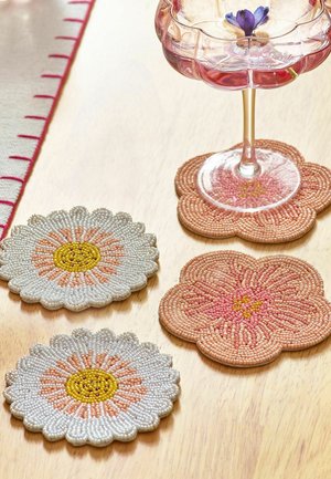 Next, SET OF 4 FLORAL BEADED COASTERS - Tafelkleed - pink
