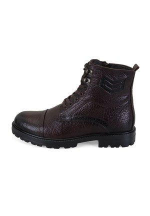 Bottines en cuir marron avec finition texturée, bout rond, détail de logo et système de laçage. Semelle en caoutchouc épaisse et coutures contrastées.