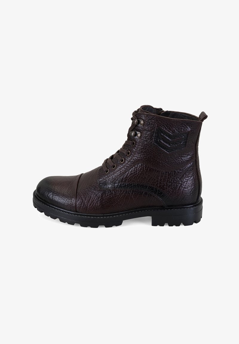 Bruine leren enkelboot met een gestructureerde afwerking, ronde neus, logo-detail en vetersluiting. Dikke rubberen zool en contrasterende stiksels.