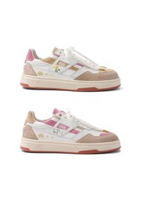 Paire de baskets basses beige, blanches et roses avec des accents en daim, des illustrations de dessins animés et des semelles épaisses beiges avec des rainures roses.