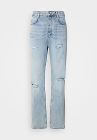 Jeans de mezclilla de lavado claro con un corte relajado, que presentan áreas desgastadas y bordes deshilachados. La tela tiene una textura suave y lisa.