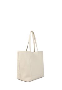 Vit läder totebag med en texturerad yta, vertikal sömnad och platta handtag. Har en stor framficka för förvaring.