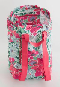Sac à dos à motifs floraux en rose, vert et bleu ; dispose d'un dessus à cordon, de deux poignées et d'une poche zippée sur le côté pour le rangement.