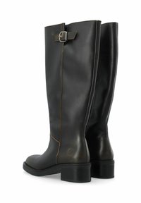 Botas de cuero negras hasta la rodilla con punta cuadrada, acentuadas con costuras en contraste y un detalle de hebilla metálica en el eje. Tacón grueso.