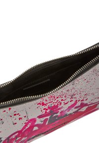 Plic din piele gri cu design stropit roz și negru, închidere cu fermoar și interior negru. Dispune de detalii metalice la fermoar și slot interior pentru card.