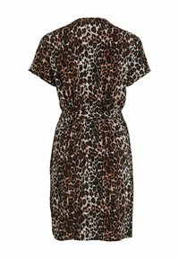 Haljina s leopard uzorkom, kratkim rukavima, strukirana i od mekog materijala. Sadrži smeđe, crne i bež tonove u lepršavom dizajnu.