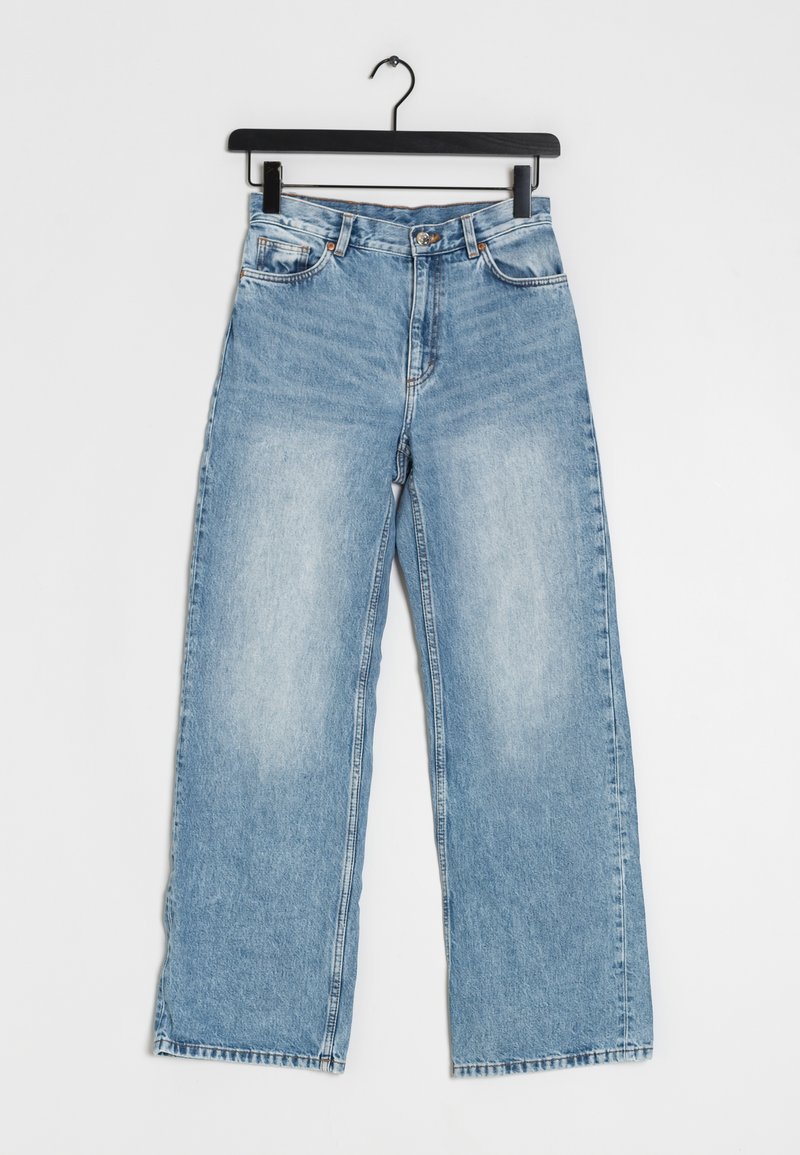 Wijduitlopende blauwe jeans van denim, met een klassiek five-pocket ontwerp en een lichte wassing. De tailleband heeft een frontsluiting met knoop.