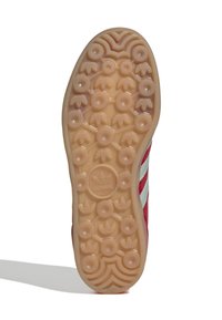 Podešev boty z gumového materiálu. Obsahuje kruhové vzory, tři bílé pruhy a vyražené logo uprostřed.