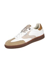 Zapatilla con parte superior de cuero blanco, acentos de ante beige, talón marrón y suela de goma texturada. Presenta cordones planos y un diseño cosido.