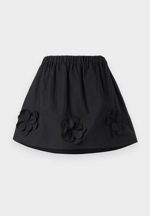 Saia preta de algodão com cintura elástica, apresenta três aplicações de flores em camadas na bainha. Design simples em corte evasê com textura suave.