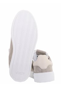 Sneaker beige in suede con suola in gomma bianca caratterizzata da un motivo a spina di pesce. Il tallone presenta un accento liscio di colore chiaro.