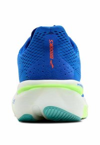 Blauw sportairschoen met een gestructureerde mesh bovenkant, oranje logo, witte zool en groene accenten, met een gebogen en gestroomlijnd ontwerp.