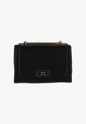 Bolso de mano de cuero negro con solapa frontal, cierre rectangular dorado y asa de cadena dorada.