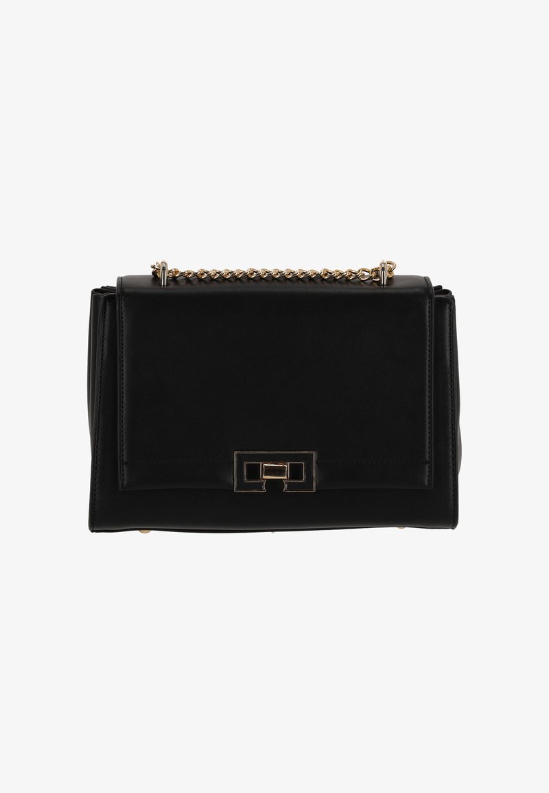 Bolso de mano de cuero negro con solapa frontal, cierre rectangular dorado y asa de cadena dorada.