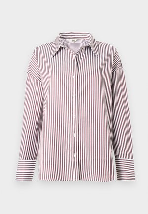 Pikisu kraanaga pikkade varrukatega särk, millel on vertikaalsed marooni- ja valged triibud, terav kaelus ning triibulised mansetid ühtlasel taustal.