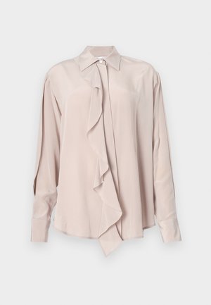 Blusa rosa chiaro realizzata in tessuto morbido, con un davanti arricciato, chiusura a bottoni al colletto e maniche lunghe con dettagli ai polsi.