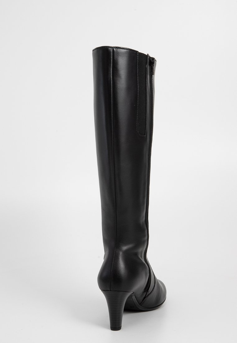 Schwarze Lederstiefel bis zum Knie mit einem schmalen Absatz, seitlichem Reißverschluss, glatter Textur und tailliertem Design für eine elegante Silhouette.