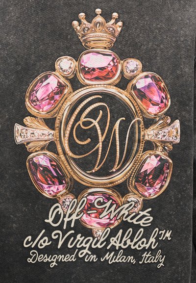 Γραφικό T-shirt σε σκούρο γκρι με περίτεχνο χρυσό κόσμημα σχεδιασμό με ροζ πολύτιμους λίθους και κορώνα. Το κείμενο περιλαμβάνει "Off-White c/o Virgil Abloh."
