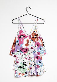 Flerfärgad blommönstrad topp med tunna axelband och lagerkant, tillverkad av lätt tyg, med olika nyanser av rosa, lila och grön.