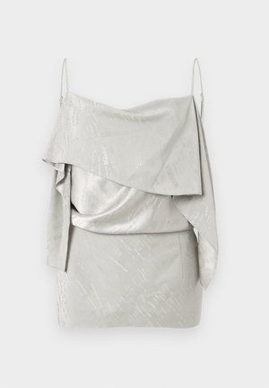 Világosszürke szatén miniruha vékony pántokkal, aszimmetrikus redőzött nyakkivágással és finom szöveges mintával az egész ruhán.