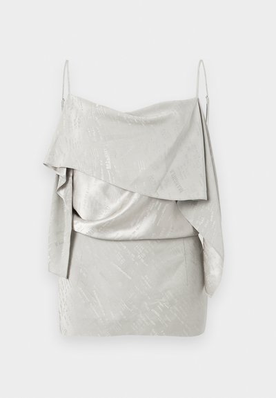 Svetlo siva mini obleka iz satena s tankimi naramnicami, asimetričnim nabranim izrezom in subtilnim vzorcem tiskanega besedila po celotni obleki.