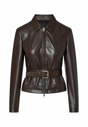 Veste en cuir marron foncé avec manches longues, fermeture éclair à l'avant, col pointu et ceinture assortie avec boucle dorée à la taille.