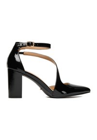 Zapato de tacón alto de charol negro con punta puntiaguda, tacón cuadrado y correa en el tobillo con hebilla dorada.