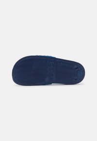 adidas Performance ADILETTE SHOWER UNISEX - Chinelos de piscina - dark blue/footwear white/blue rush