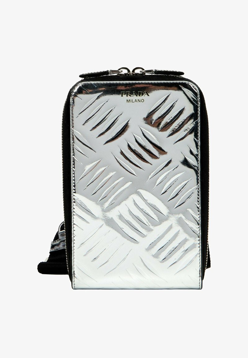 Sac Prada métallique argent compact avec motif en relief en forme de losanges et fermeture éclair noire.