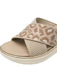 Beige slidesandal med leopardmönstrad rem, texturerat tygöverdel, vadderad sula och en ljusfärgad sula.
