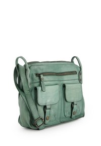 Grüne Ledertasche mit strukturierter Oberfläche, ausgestattet mit zwei Fronttaschen, einem oberen Reißverschluss, einem verstellbaren Schultergurt und Metallakzenten.