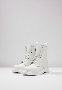 Dr. Martens Botines con cordones - white