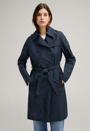 Marineblauer Trenchcoat aus wasserabweisendem Stoff, mit doppelt geknöpften Vorderteil, Taschen und einem gebundenen Gürtel.