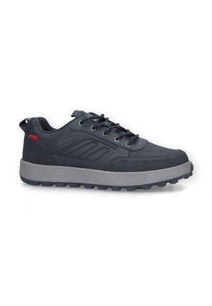 Schwarzer und grauer Schnürsneaker mit dicker Sohle, atmungsaktivem Mesh und gepolstertem Kragen, entworfen für den legeren Gebrauch im Freien.