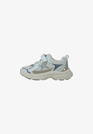 Scarpa da ginnastica atletica bianca e grigia con tessuto in mesh, suola spessa e testurizzata, chiusura a strappo e asola sul tallone, vista laterale.
