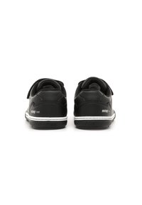 Schwarze Sneakers mit einem glatten Lederoberteil, einer weißen Zwischensohle, zwei Klettverschlüssen und minimaler Markierung an der Ferse.
