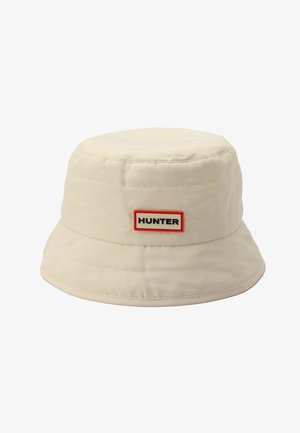 Beige bollenhoed met brede rand en rechthoekig rood omrande label met de tekst "HUNTER" aan de voorkant.