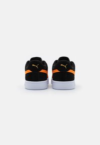 Puma SMASH V2 - Sapatilhas - black/vibrant orange/team gold