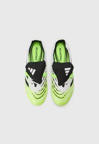 Fußballschuhe in Schwarz, Weiß und Neon-Grün; stromlinienförmiges Design mit strukturierter Oberfläche und drei Streifenakzenten; Schlupfstil mit niedrigem Profil.