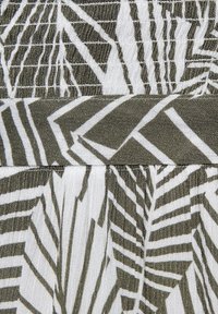 Textil con patrón floral en blanco y verde oliva. Presenta una suave textura con detalles de fruncido vertical en la parte superior y rayas en forma de hoja.
