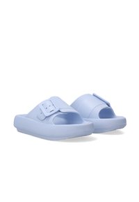 Lichtblauwe rubberen slippers met een getextureerde afwerking, verstelbare gespband en open teenontwerp. Dikke loopzool voor grip.