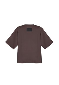 Brązowy t-shirt z krótkim rękawem o luźnym kroju, z kwadratową czarną łatą na górnej części pleców. Gładki bawełniany materiał, prosty design.