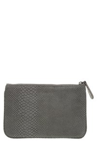 Šedá texturovaná kabelka z materiálu inspirovaného plazy, s uzávěrem na zip a malým ouškem pro nošení. Uvnitř je hladká.