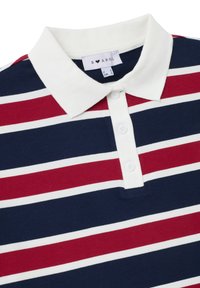 Polo de color azul marino con rayas horizontales en rojo y blanco. Incluye un collar y tapeta blancos con botones.